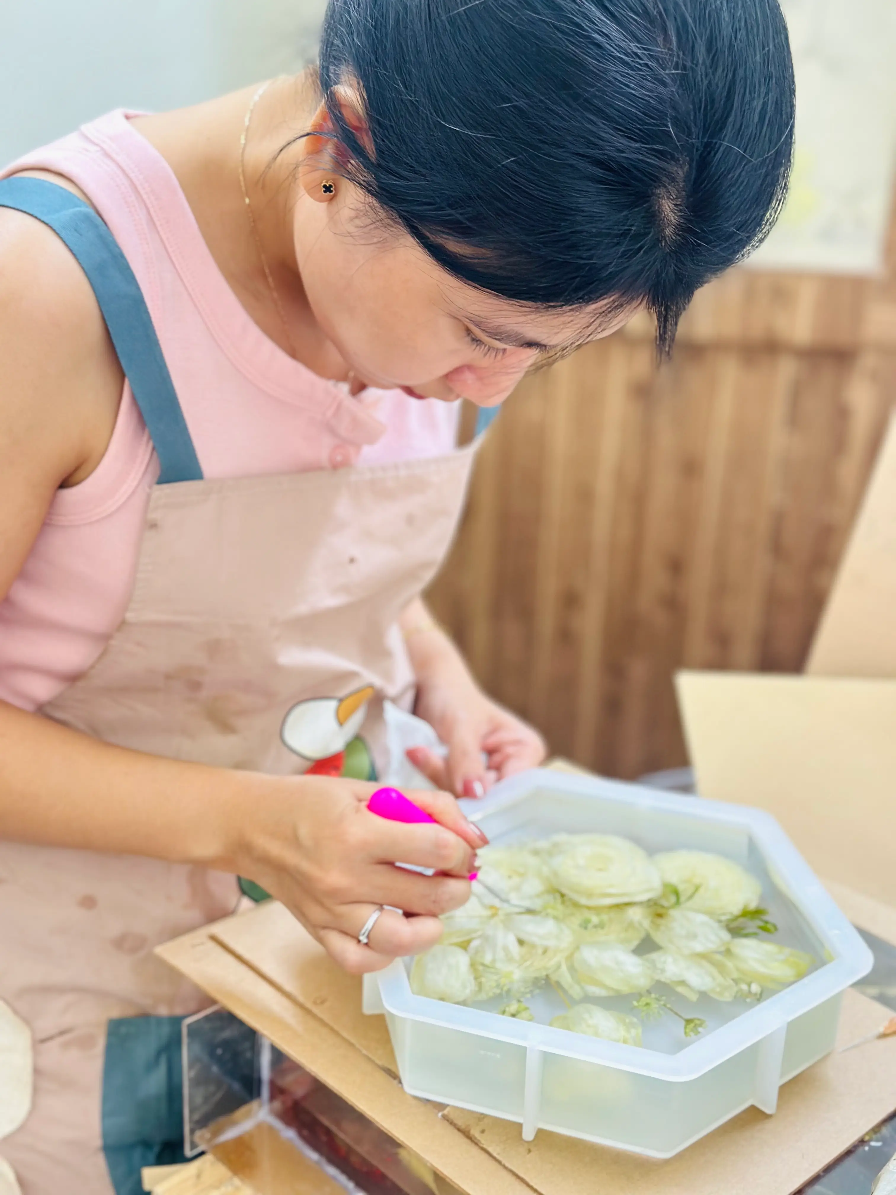 Nghệ nhân By Cà tỉ mỉ chế tác tác phẩm hoa Resin